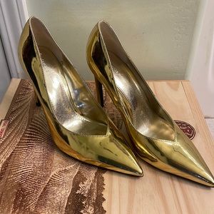 Metallic gold pointy toe Bershka pumps